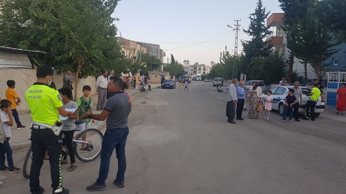 i Adıyaman'da otomobil kaldırımda duran gençlerin arasına daldı