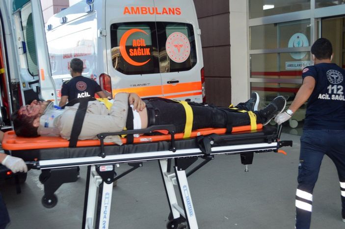 d Adıyaman'da otomobil kaldırımda duran gençlerin arasına daldı