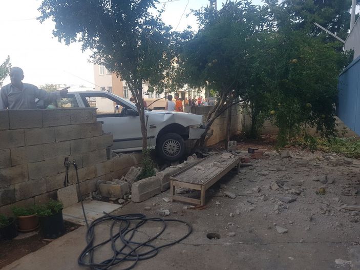 i Adıyaman'da otomobil kaldırımda duran gençlerin arasına daldı