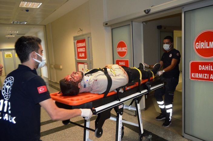 d Adıyaman'da otomobil kaldırımda duran gençlerin arasına daldı