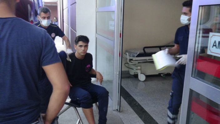 i Adıyaman'da otomobil kaldırımda duran gençlerin arasına daldı