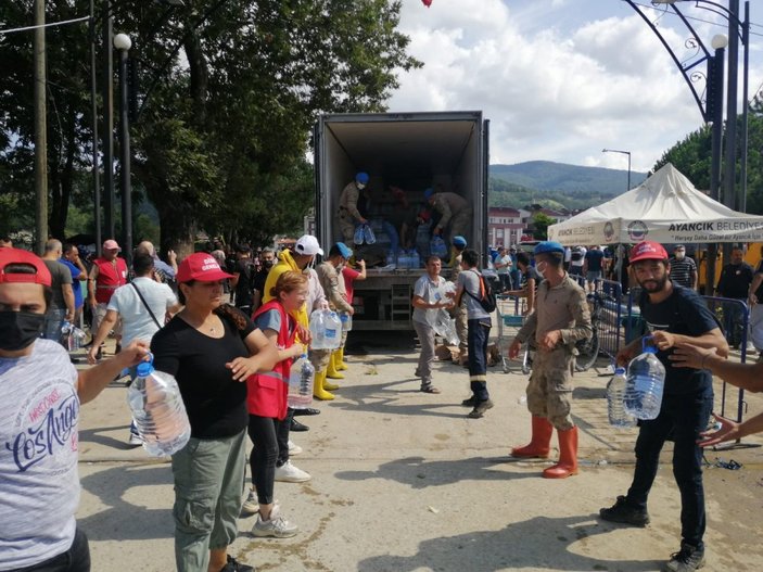 Sinop'ta yardım için insan zinciri yapıldı