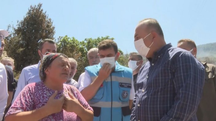 Mevlüt Çavuşoğlu'na sarılıp ağlayan yaşlı kadın: Devlet buraya yağmur gibi yağdı