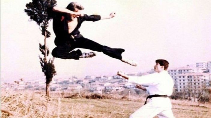 Cüneyt Arkın takipçilerini geçmişe götürdü! Nostaljik paylaşımı olay oldu: Bir zamanlar Levent...