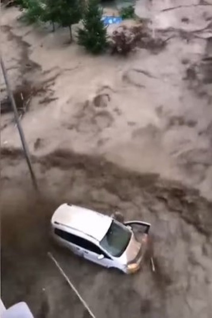 Kastamonu'da dehşet anları: Sel suları bir kişiyi böyle yuttu