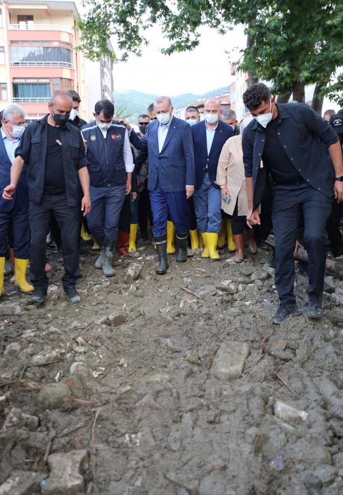 Cumhurbaşkanı Erdoğan, sel felaketinden etkilenen Bozkurt'ta