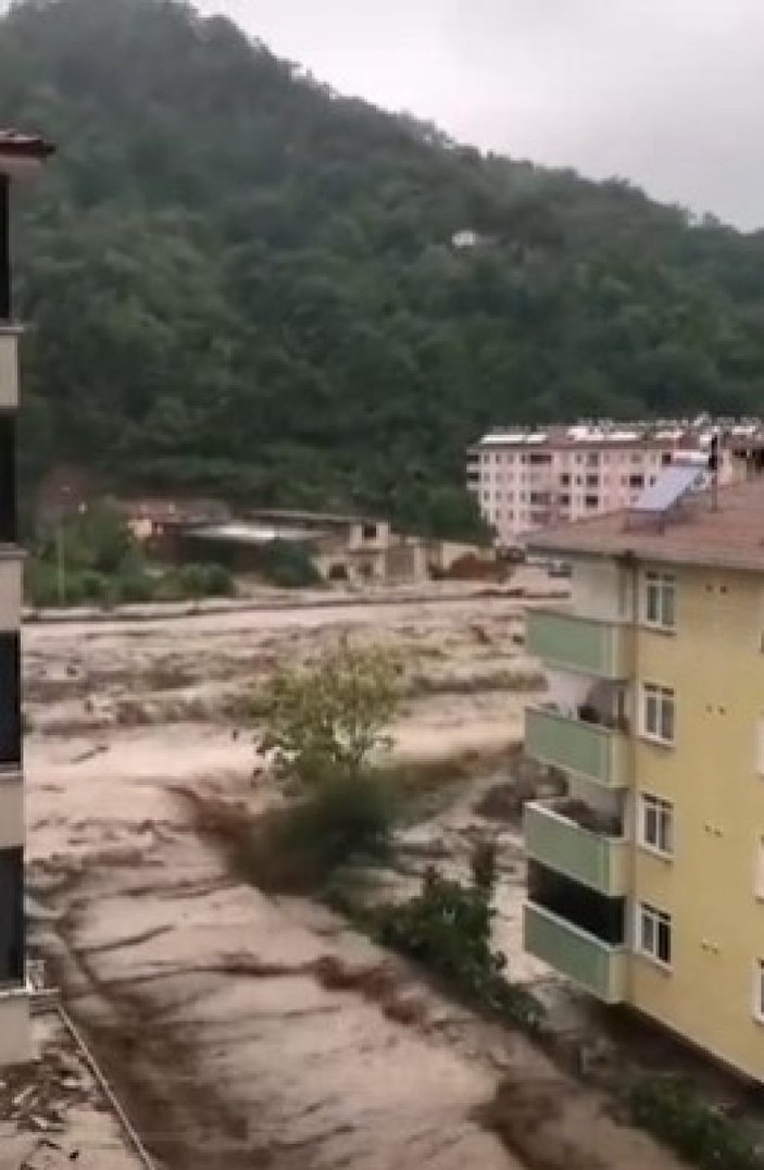 Kastamonu'da dehşet anları: Sel suları bir kişiyi böyle yuttu