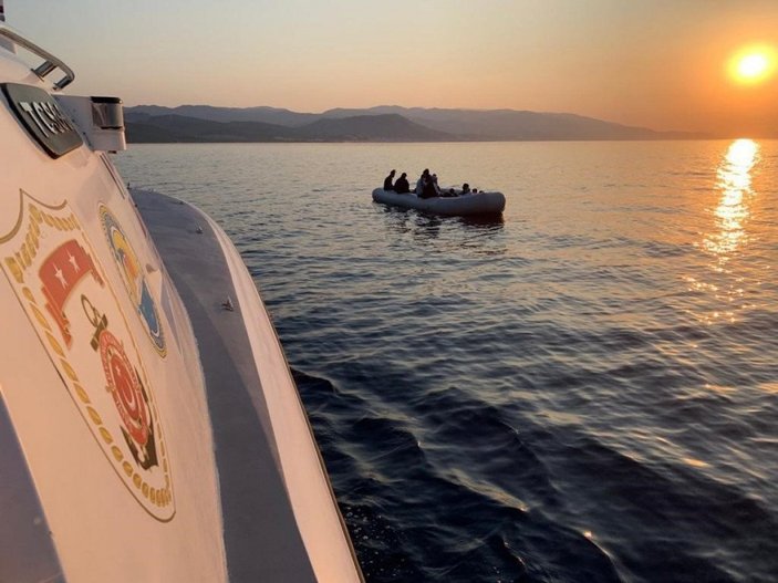 Ayvacık’ta botları sürüklenen 17 kaçak göçmen kurtarıldı