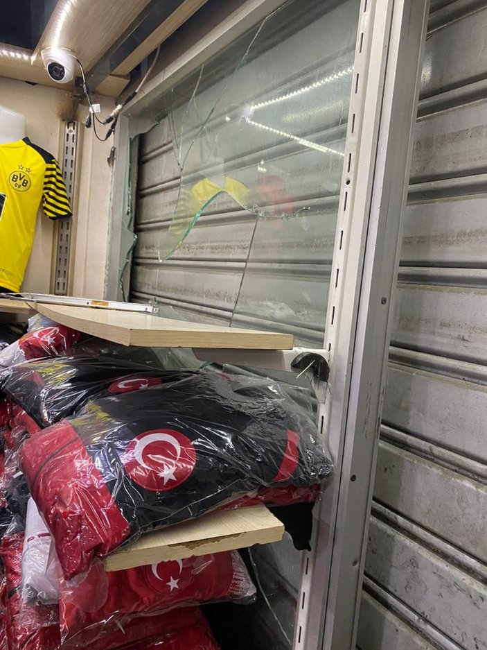 İstanbul'da yaşayan ailenin dükkanına yıllardır saldırıyorlar