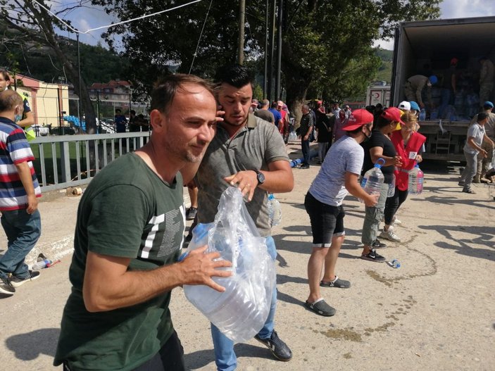 Sinop'ta yardım için insan zinciri yapıldı