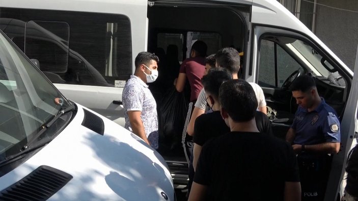 Sultangazi'de kaçmaya çalışan kaçak göçmenler yakalandı