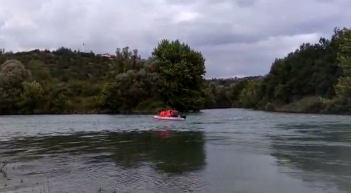Tokat'ta iki arkadaş çayın ortasında mahsur kaldı