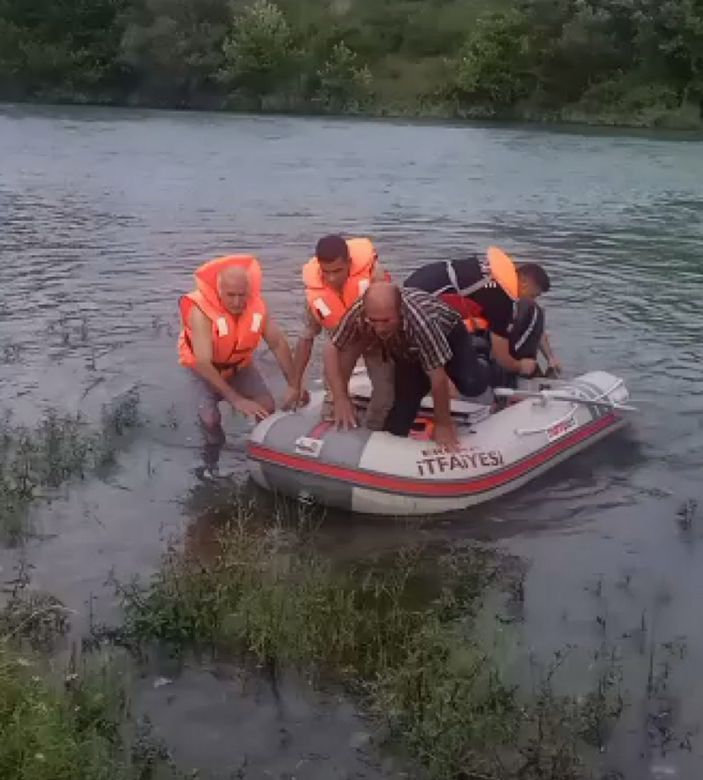 Tokat'ta iki arkadaş çayın ortasında mahsur kaldı