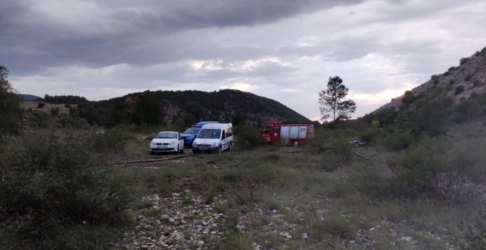 Tokat'ta iki arkadaş çayın ortasında mahsur kaldı