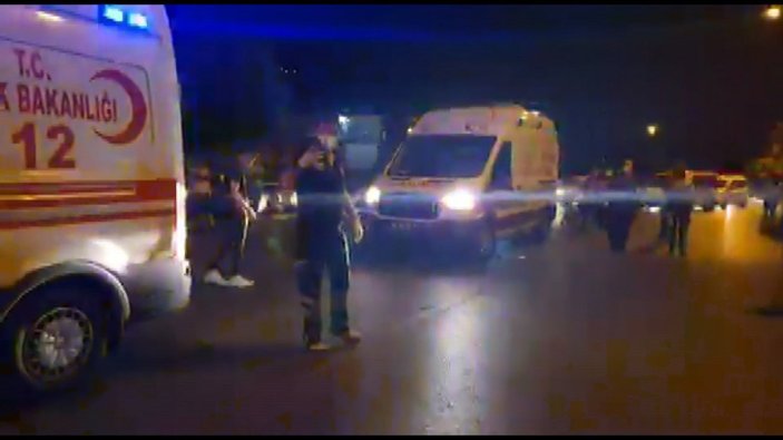 Bursa'da yaya halindeki anne ve çocuğa araba çarptı