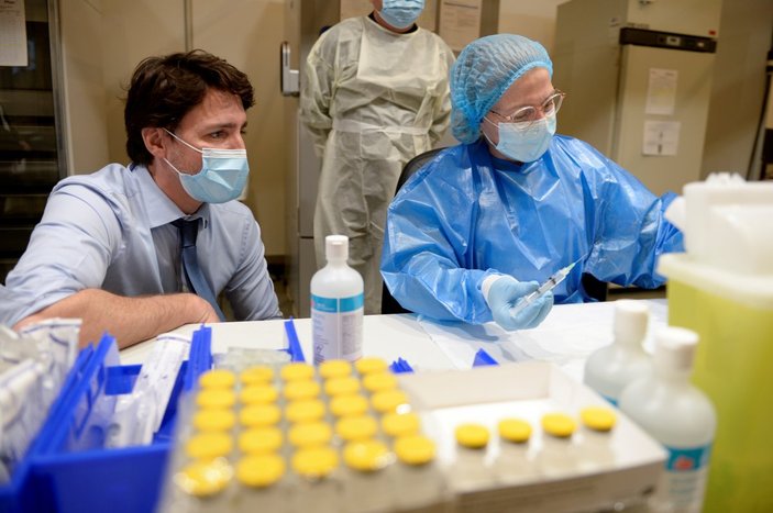 Kanada'da kamu çalışanları için iki doz aşı zorunlu oldu