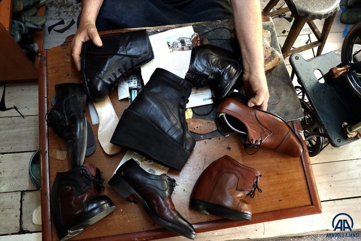 Konyalı Mehmet Usta, kendisi gibi yürüme engelliler için özel ayakkabı üretiyor