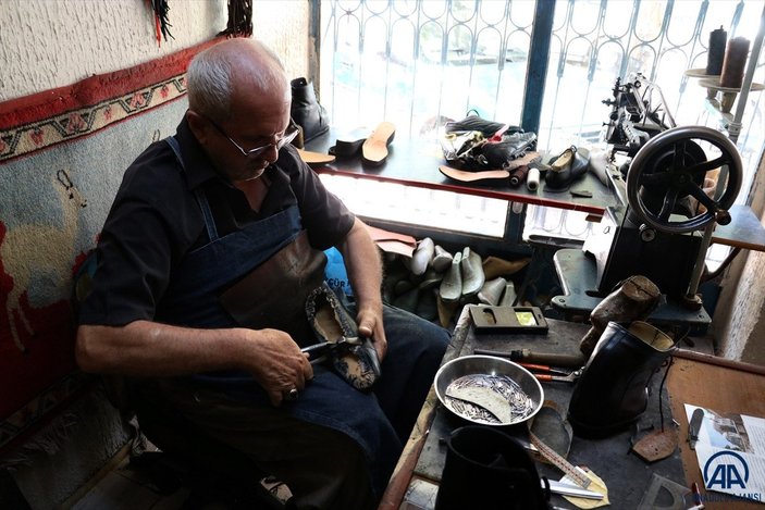 Konyalı Mehmet Usta, kendisi gibi yürüme engelliler için özel ayakkabı üretiyor
