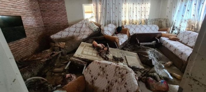 Bartın'da selden kaçan aile, evin duvarını kırarak kurtuldu