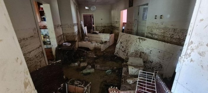 Bartın'da selden kaçan aile, evin duvarını kırarak kurtuldu