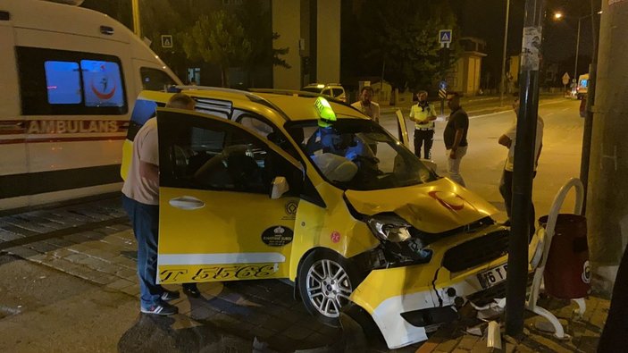 Bursa'da iki aracın çarpışma anı