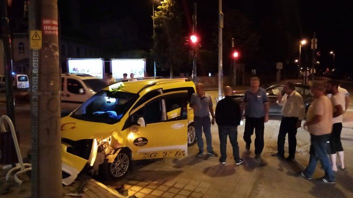 Bursa'da iki aracın çarpışma anı