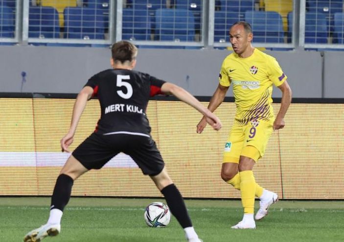 Umut Bulut'tan 27 dakikada iki gol