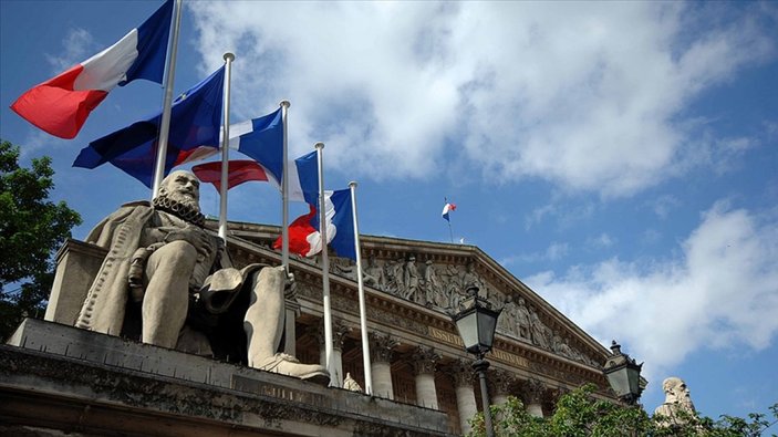 Fransa'da Müslümanları hedef alan yasa onaylandı
