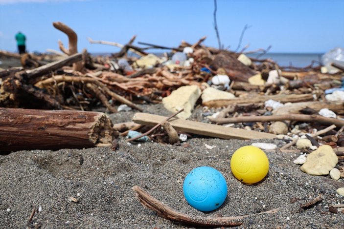 Kastamonu'da selin ardından eşyalar sahile vurdu