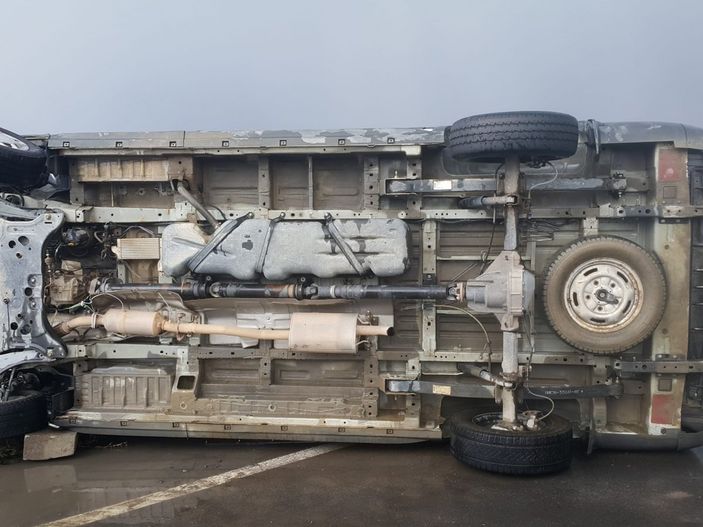 Kars’ta minibüs yan yattı, yolcular araç içinde sıkıştı