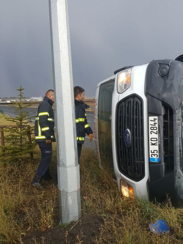Kars’ta minibüs yan yattı, yolcular araç içinde sıkıştı