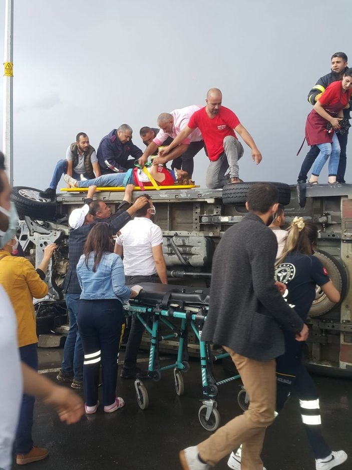 Kars’ta minibüs yan yattı, yolcular araç içinde sıkıştı