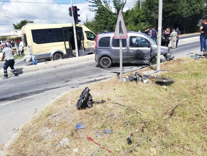 İstanbul'da yolcu minibüsü ile hafif ticari araç çarpıştı: 6 yaralı
