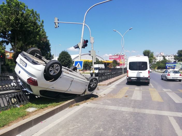 Sakarya’da servise çarpmamak için manevra yapan araç ters döndü