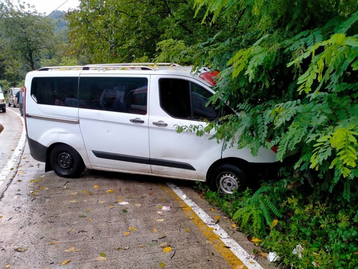 Samsun'da minibüs ağaca çarptı