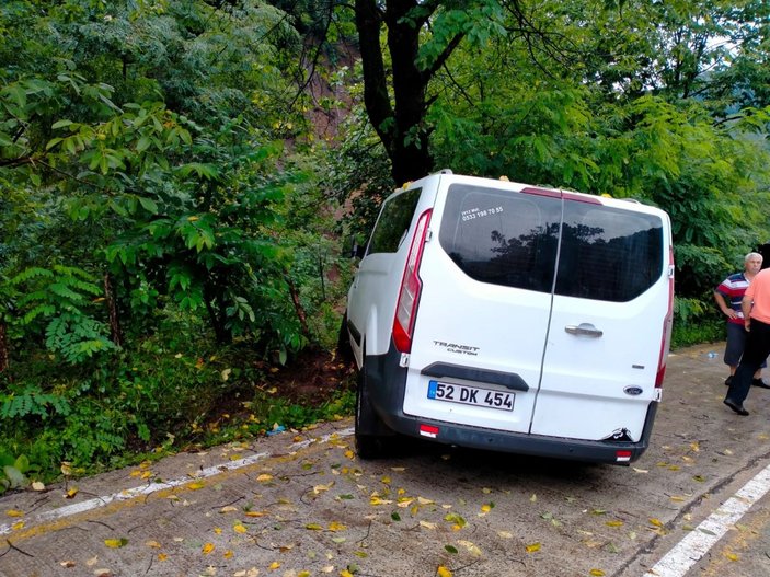 Samsun'da minibüs ağaca çarptı