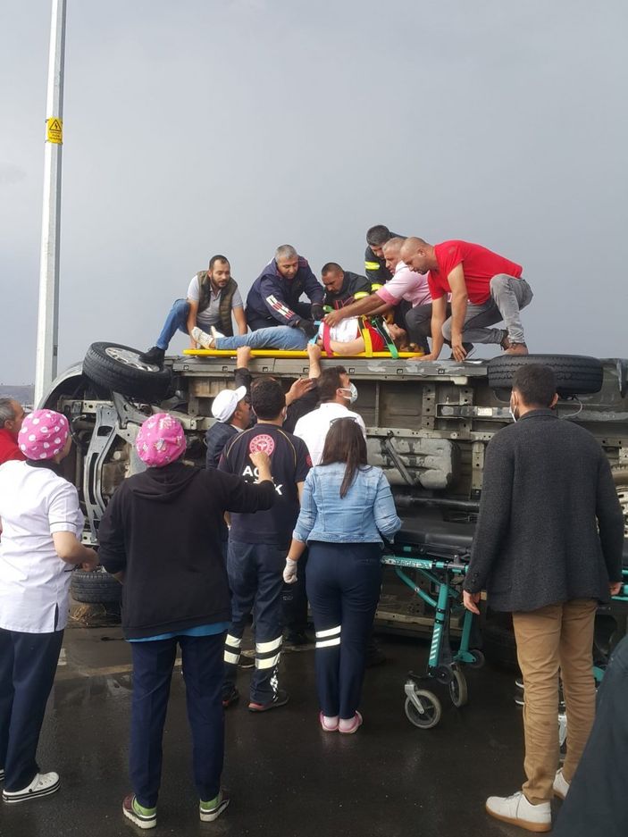 Kars’ta minibüs yan yattı, yolcular araç içinde sıkıştı