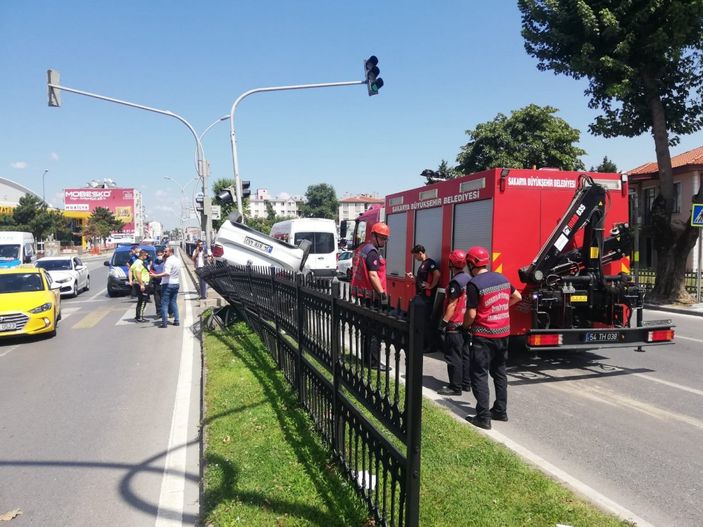 Sakarya’da servise çarpmamak için manevra yapan araç ters döndü
