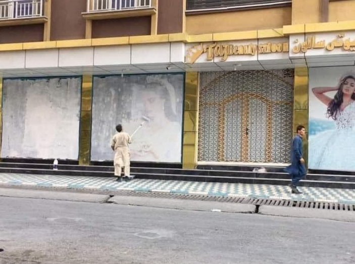Taliban Kabil'e girdi: Sokaklardaki afişler kapatılmaya başlandı