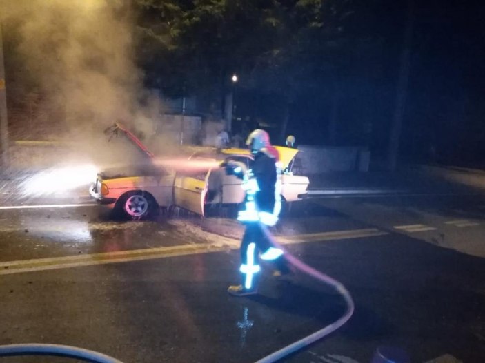 Denizli'de park halindeki araç yandı