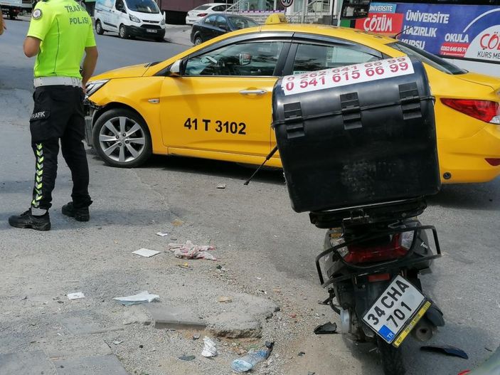 Kocaeli'de ticari taksi ile kurye çarpıştı