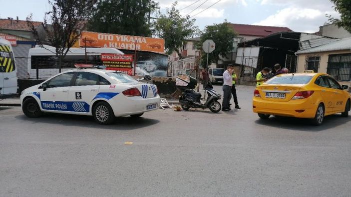 Kocaeli'de ticari taksi ile kurye çarpıştı