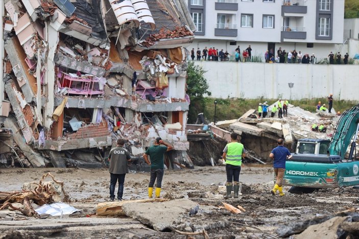 Sel felaketinde yıkılan bir binanın müteahhidi hakkında gözaltı kararı