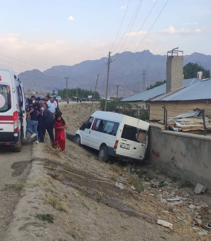 i Van'da düğüne giden konvoy kaza yaptı