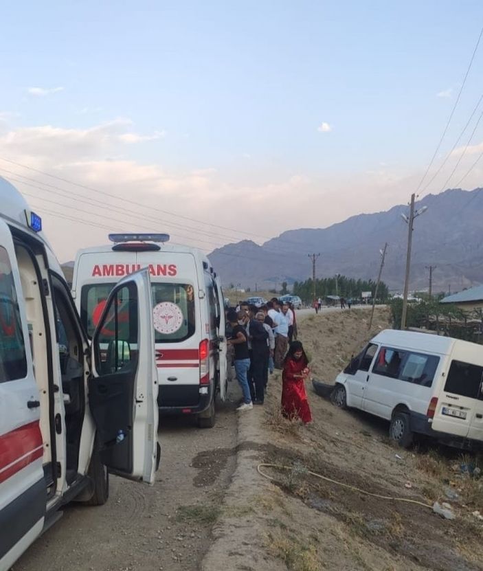 i Van'da düğüne giden konvoy kaza yaptı