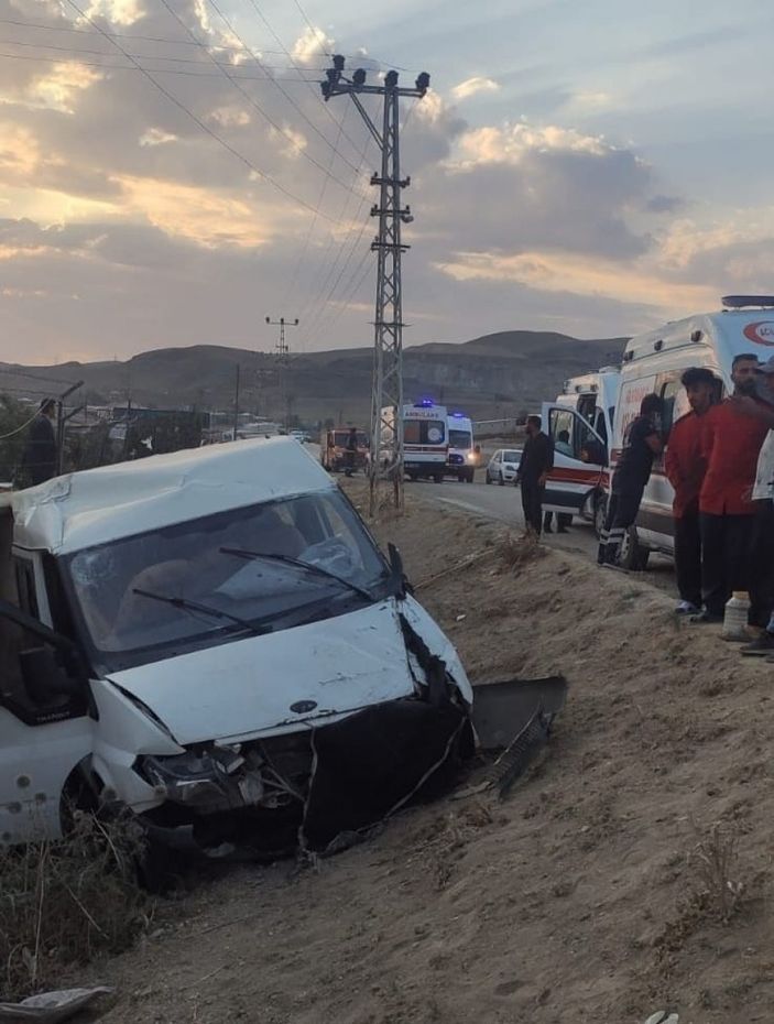 i Van'da düğüne giden konvoy kaza yaptı