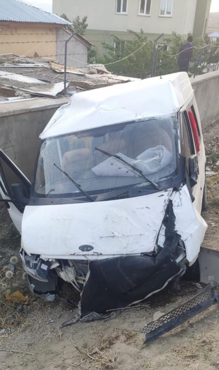 i Van'da düğüne giden konvoy kaza yaptı