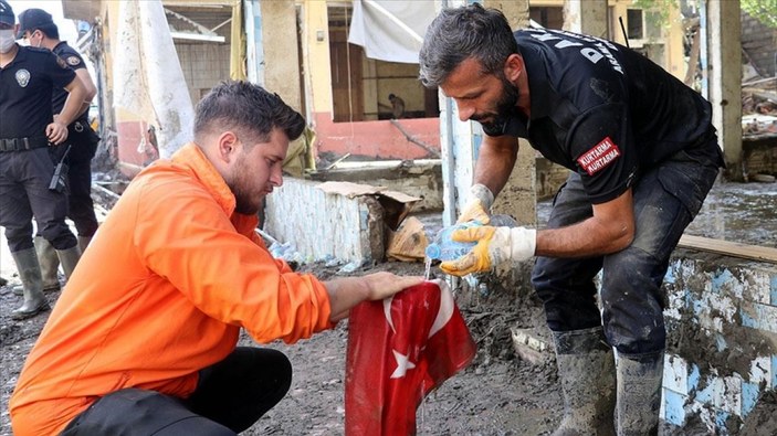 Kastamonu'da çamurun altında buldukları Türk bayrağını öptükten sonra astılar