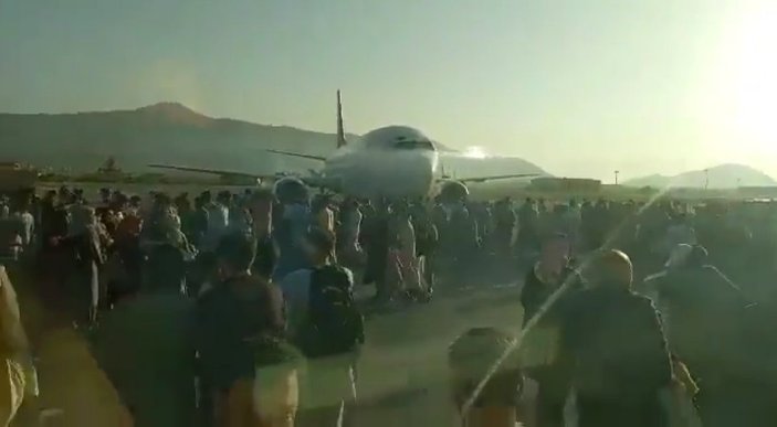 Yüzlerce Afgan, uçağa binebilmek için birbirini ezdi