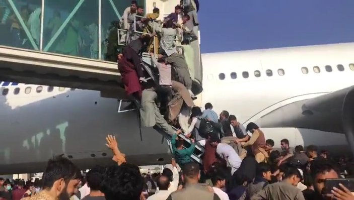 Yüzlerce Afgan, uçağa binebilmek için birbirini ezdi